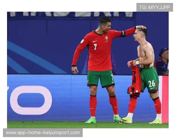 C罗赛后为小球员做示范,教练夸他耐心十足 C罗赛后为小球员做示范,教练夸他耐心十足