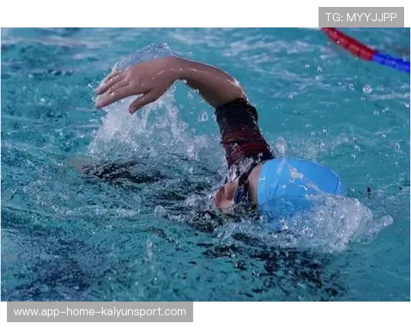 网络少年赛场羞涩瞬间：赛后合照让脸红的小球王梦