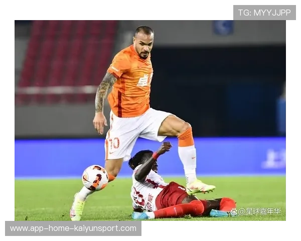 上海海港快速插上连续造成禁区混乱 上海海港快速插上连续造成禁区混乱