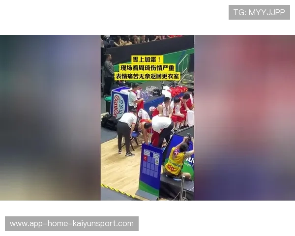 更衣室气氛诡异,工作人员表情泄露不安信号 更衣室气氛诡异,工作人员表情泄露不安信号