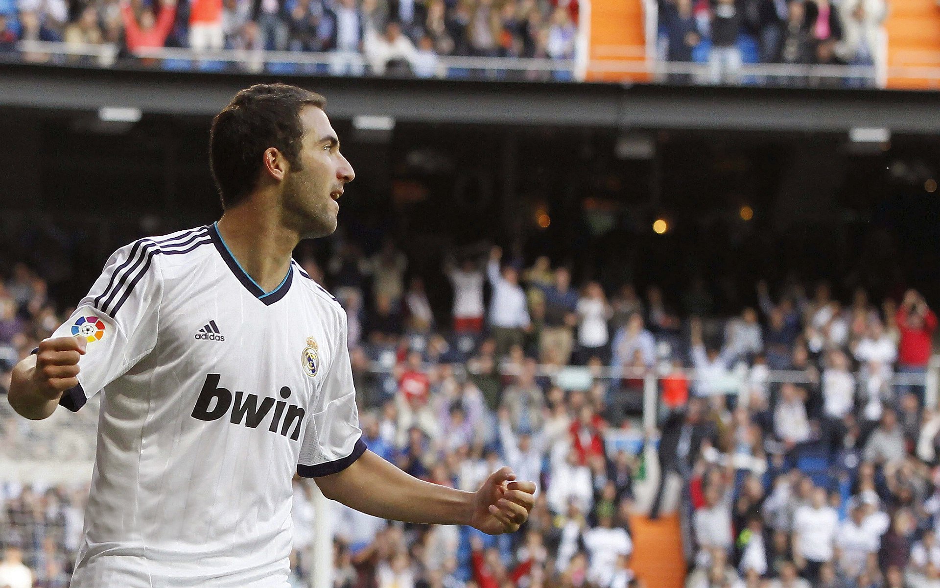 中超官方公布月度最佳后卫，年轻球员的出色表现受到赞扬，中超最佳中后卫